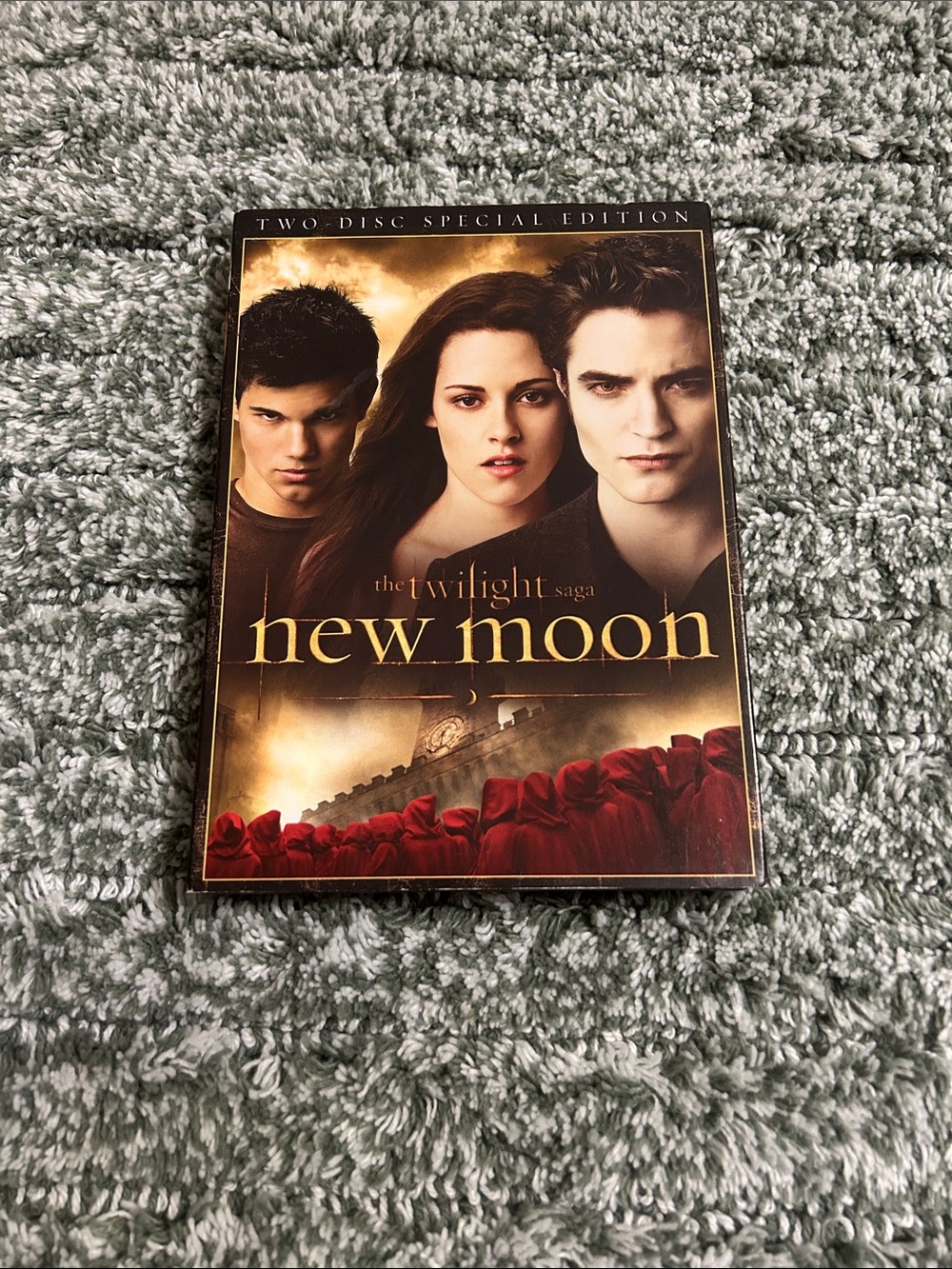 The Twilight Saga: New Moon DVD - Gold & Red Cover